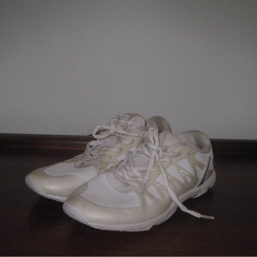 Varsity double edge 2 women’s cheer shoes. Size 8 
Worn at competitions
